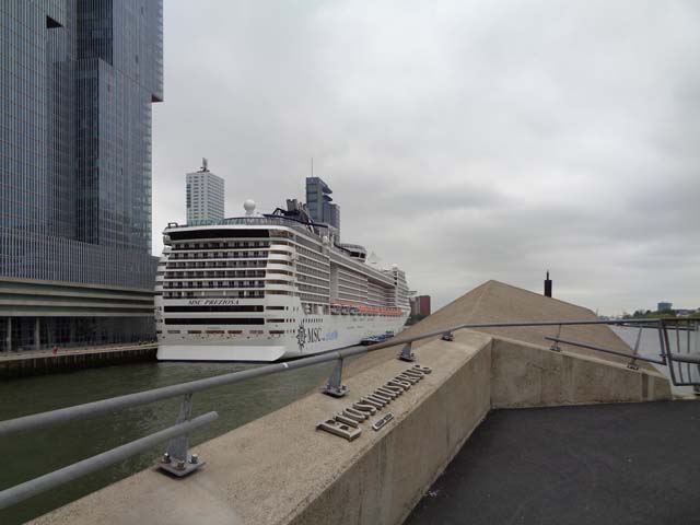 Cruiseschip ms MSC Preziosa van MSC Cruises aan de Cruise Terminal Rotterdam